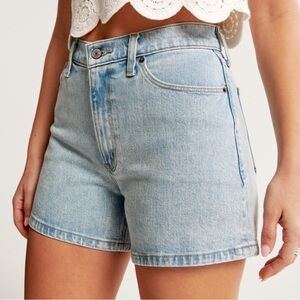 Abercrombie and Fitch “Curve love high rise 4” mom short” size 24!